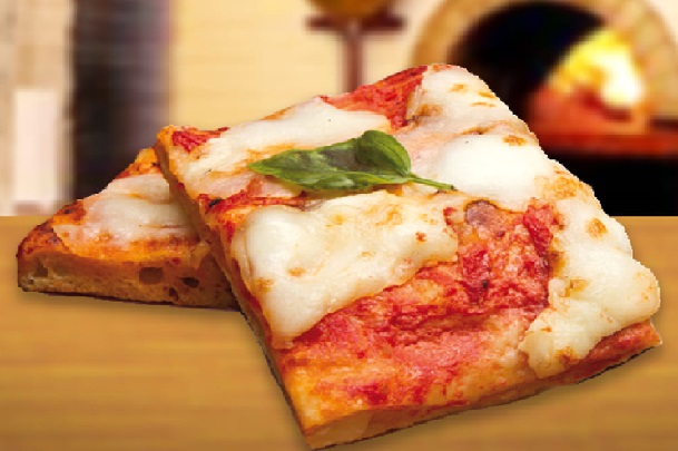 Pizza cotta in forno a legna con ingredienti italiani